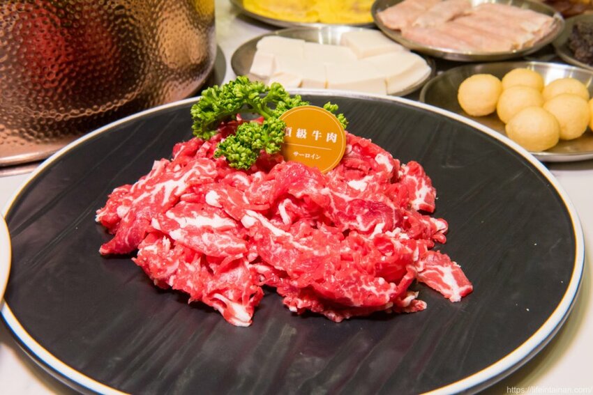 台南市東區台南最時尚的溫體牛火鍋店『哞麻MUMA』就在南紡購物中心對面,台南溫體牛、宮崎A5和牛等這邊吃的到,不吃牛的也有豬肉鍋,有20人大包廂~哞麻MUMA