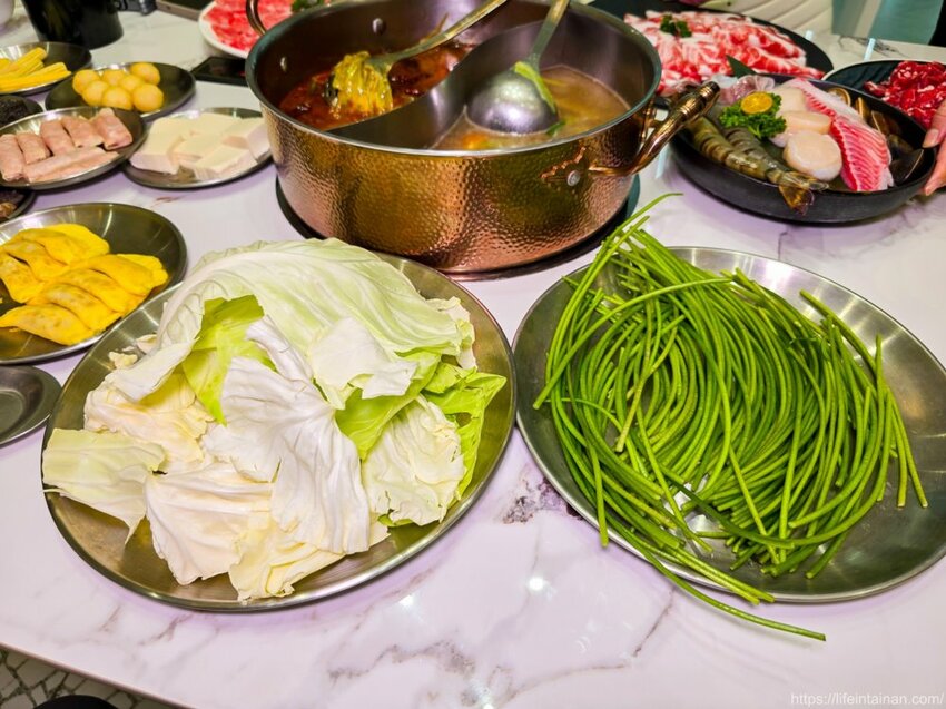 台南市東區台南最時尚的溫體牛火鍋店『哞麻MUMA』就在南紡購物中心對面,台南溫體牛、宮崎A5和牛等這邊吃的到,不吃牛的也有豬肉鍋,有20人大包廂~哞麻MUMA