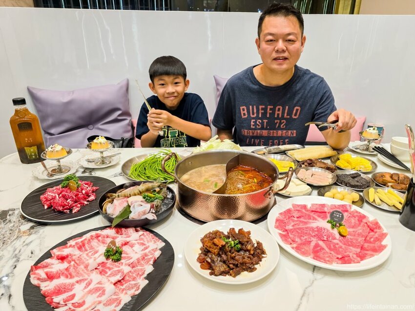 台南市東區台南最時尚的溫體牛火鍋店『哞麻MUMA』就在南紡購物中心對面,台南溫體牛、宮崎A5和牛等這邊吃的到,不吃牛的也有豬肉鍋,有20人大包廂~哞麻MUMA