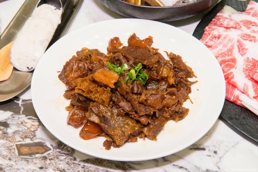 台南市東區台南最時尚的溫體牛火鍋店『哞麻MUMA』就在南紡購物中心對面,台南溫體牛、宮崎A5和牛等這邊吃的到,不吃牛的也有豬肉鍋,有20人大包廂~哞麻MUMA