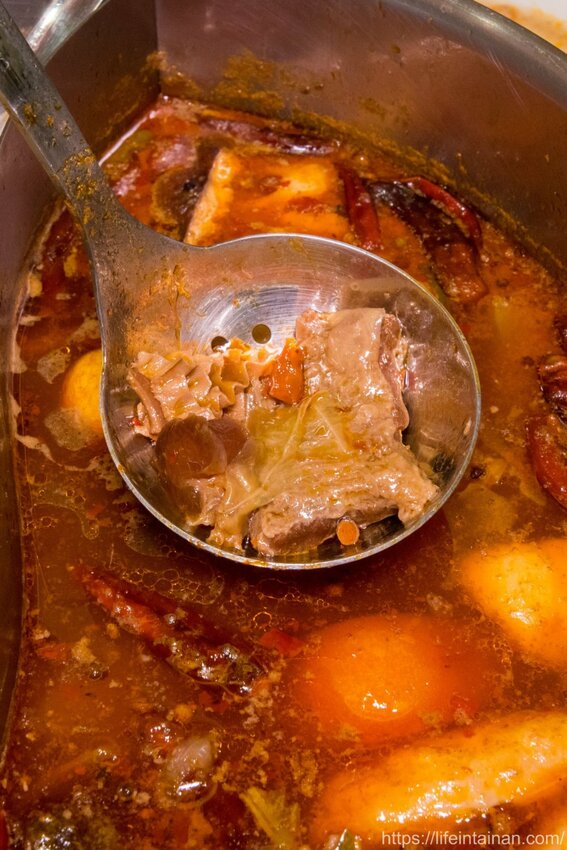 台南市東區台南最時尚的溫體牛火鍋店『哞麻MUMA』就在南紡購物中心對面,台南溫體牛、宮崎A5和牛等這邊吃的到,不吃牛的也有豬肉鍋,有20人大包廂~哞麻MUMA