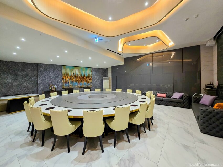 台南市東區台南最時尚的溫體牛火鍋店『哞麻MUMA』就在南紡購物中心對面,台南溫體牛、宮崎A5和牛等這邊吃的到,不吃牛的也有豬肉鍋,有20人大包廂~哞麻MUMA