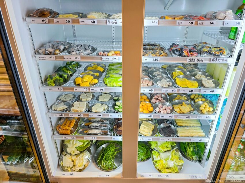 台南市東區台南最時尚的溫體牛火鍋店『哞麻MUMA』就在南紡購物中心對面,台南溫體牛、宮崎A5和牛等這邊吃的到,不吃牛的也有豬肉鍋,有20人大包廂~哞麻MUMA