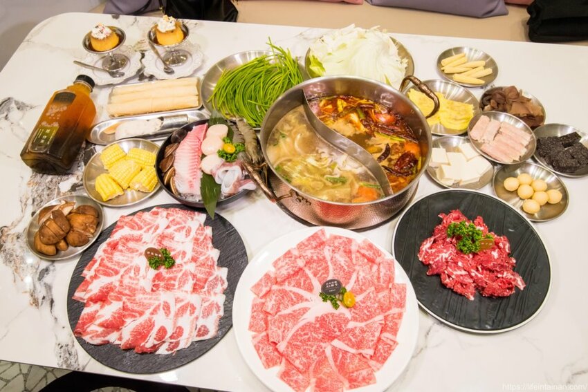 台南市東區台南最時尚的溫體牛火鍋店『哞麻MUMA』就在南紡購物中心對面,台南溫體牛、宮崎A5和牛等這邊吃的到,不吃牛的也有豬肉鍋,有20人大包廂~哞麻MUMA