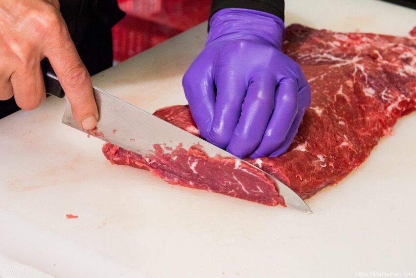 台南市東區台南最時尚的溫體牛火鍋店『哞麻MUMA』就在南紡購物中心對面,台南溫體牛、宮崎A5和牛等這邊吃的到,不吃牛的也有豬肉鍋,有20人大包廂~哞麻MUMA