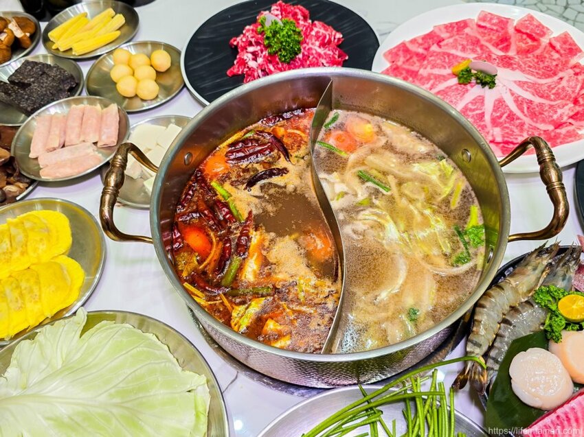 台南市東區台南最時尚的溫體牛火鍋店『哞麻MUMA』就在南紡購物中心對面,台南溫體牛、宮崎A5和牛等這邊吃的到,不吃牛的也有豬肉鍋,有20人大包廂~哞麻MUMA