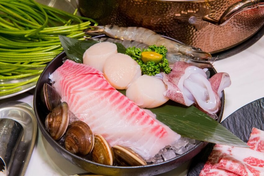 台南市東區台南最時尚的溫體牛火鍋店『哞麻MUMA』就在南紡購物中心對面,台南溫體牛、宮崎A5和牛等這邊吃的到,不吃牛的也有豬肉鍋,有20人大包廂~哞麻MUMA