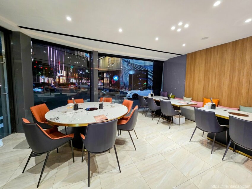 台南市東區台南最時尚的溫體牛火鍋店『哞麻MUMA』就在南紡購物中心對面,台南溫體牛、宮崎A5和牛等這邊吃的到,不吃牛的也有豬肉鍋,有20人大包廂~哞麻MUMA