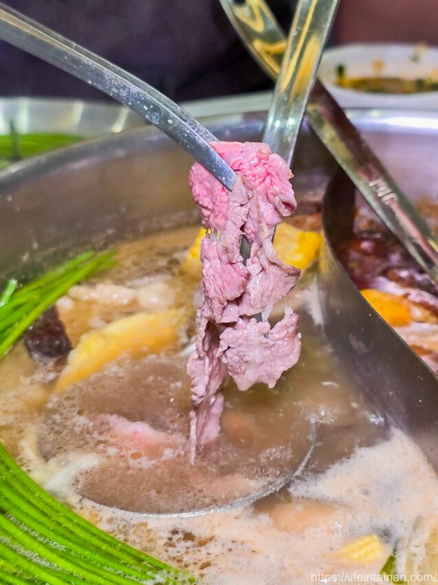 台南市東區台南最時尚的溫體牛火鍋店『哞麻MUMA』就在南紡購物中心對面,台南溫體牛、宮崎A5和牛等這邊吃的到,不吃牛的也有豬肉鍋,有20人大包廂~哞麻MUMA