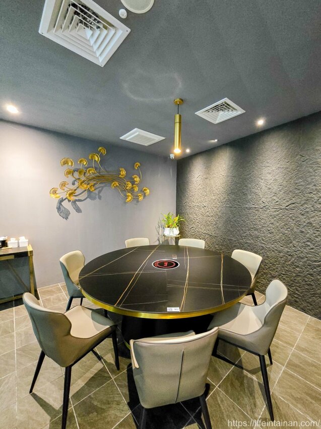 台南市東區台南最時尚的溫體牛火鍋店『哞麻MUMA』就在南紡購物中心對面,台南溫體牛、宮崎A5和牛等這邊吃的到,不吃牛的也有豬肉鍋,有20人大包廂~哞麻MUMA