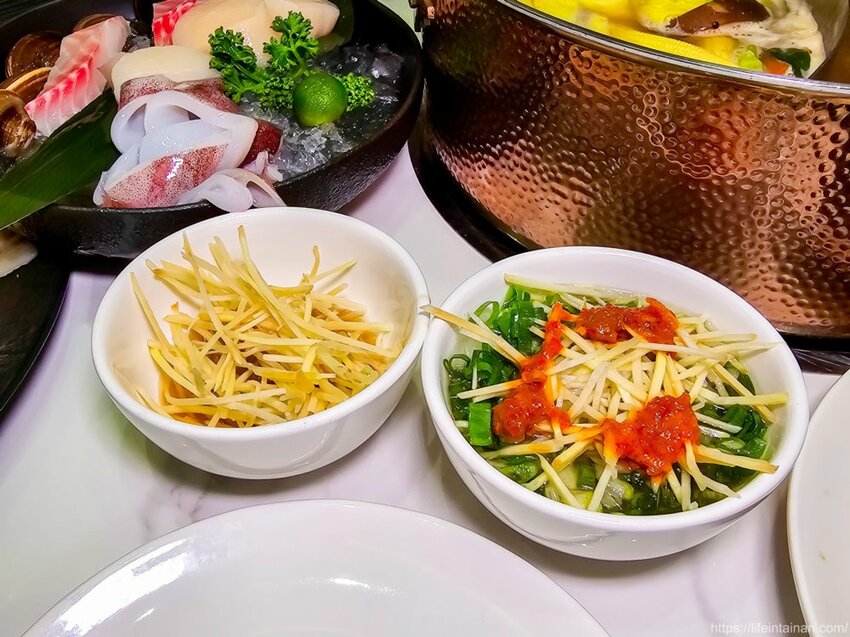 台南市東區台南最時尚的溫體牛火鍋店『哞麻MUMA』就在南紡購物中心對面,台南溫體牛、宮崎A5和牛等這邊吃的到,不吃牛的也有豬肉鍋,有20人大包廂~哞麻MUMA