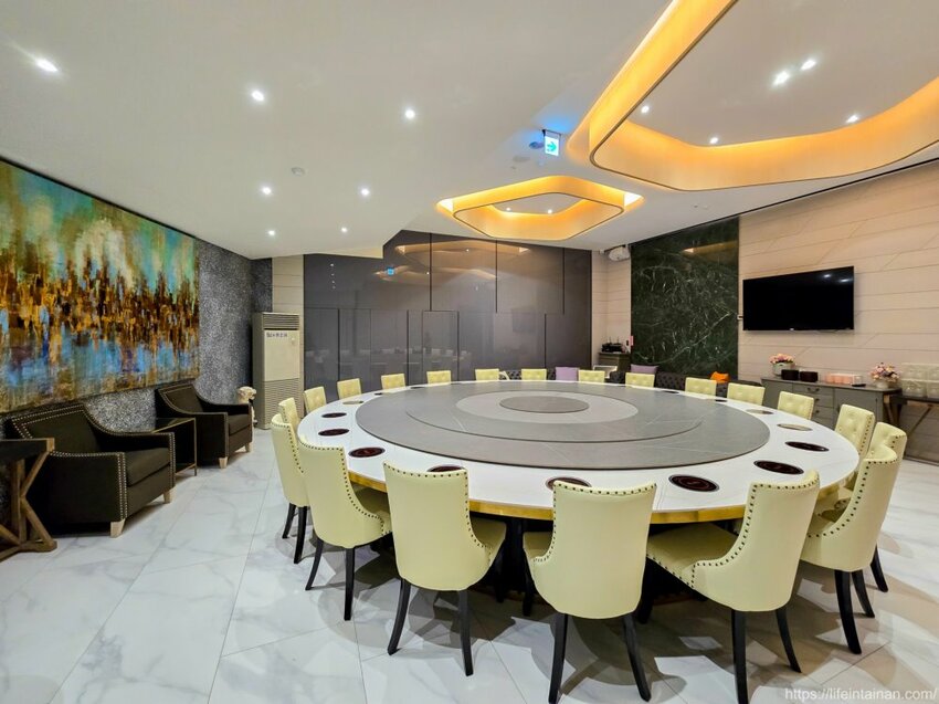 台南市東區台南最時尚的溫體牛火鍋店『哞麻MUMA』就在南紡購物中心對面,台南溫體牛、宮崎A5和牛等這邊吃的到,不吃牛的也有豬肉鍋,有20人大包廂~哞麻MUMA