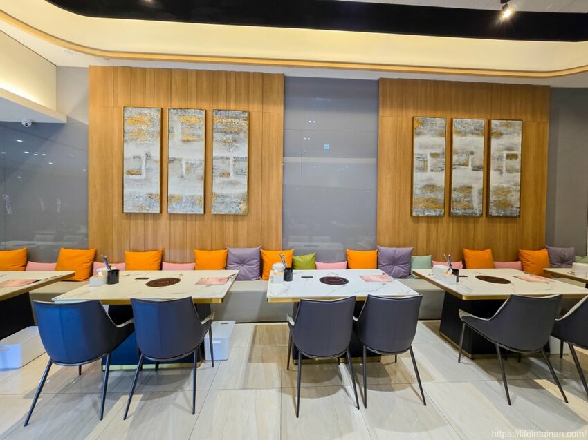 台南市東區台南最時尚的溫體牛火鍋店『哞麻MUMA』就在南紡購物中心對面,台南溫體牛、宮崎A5和牛等這邊吃的到,不吃牛的也有豬肉鍋,有20人大包廂~哞麻MUMA