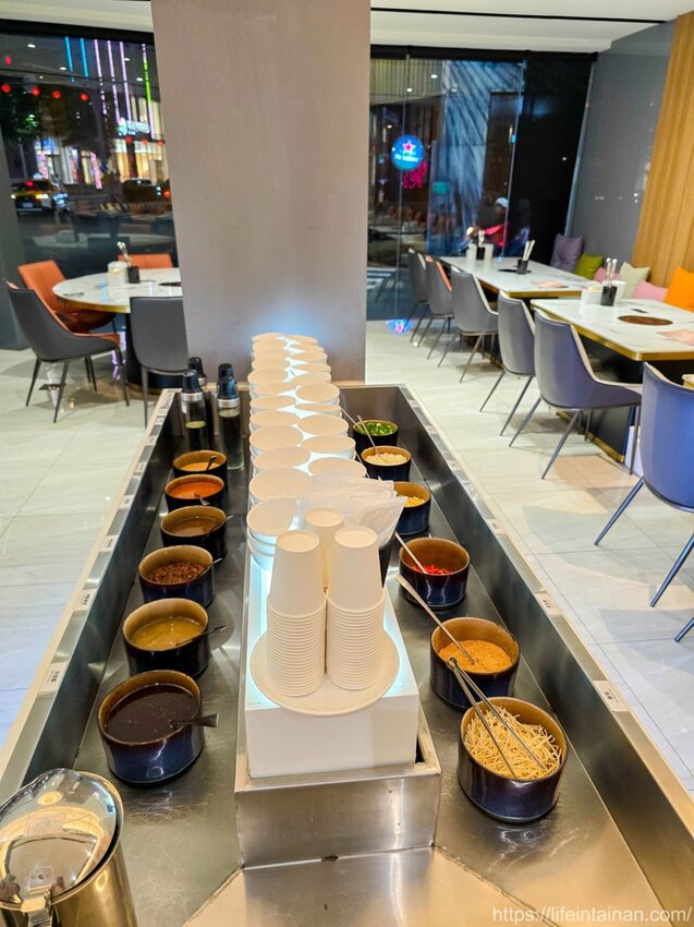 台南市東區台南最時尚的溫體牛火鍋店『哞麻MUMA』就在南紡購物中心對面,台南溫體牛、宮崎A5和牛等這邊吃的到,不吃牛的也有豬肉鍋,有20人大包廂~哞麻MUMA