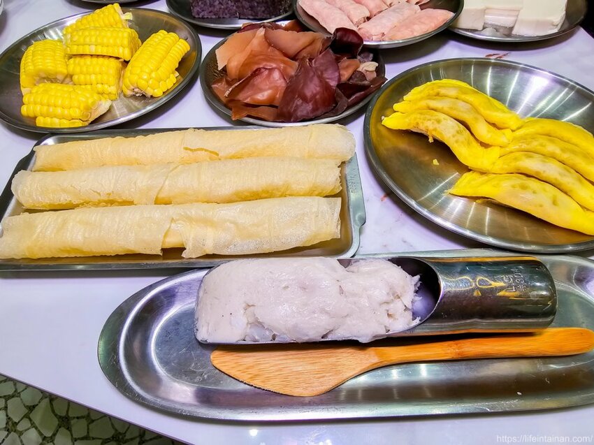 台南市東區台南最時尚的溫體牛火鍋店『哞麻MUMA』就在南紡購物中心對面,台南溫體牛、宮崎A5和牛等這邊吃的到,不吃牛的也有豬肉鍋,有20人大包廂~哞麻MUMA