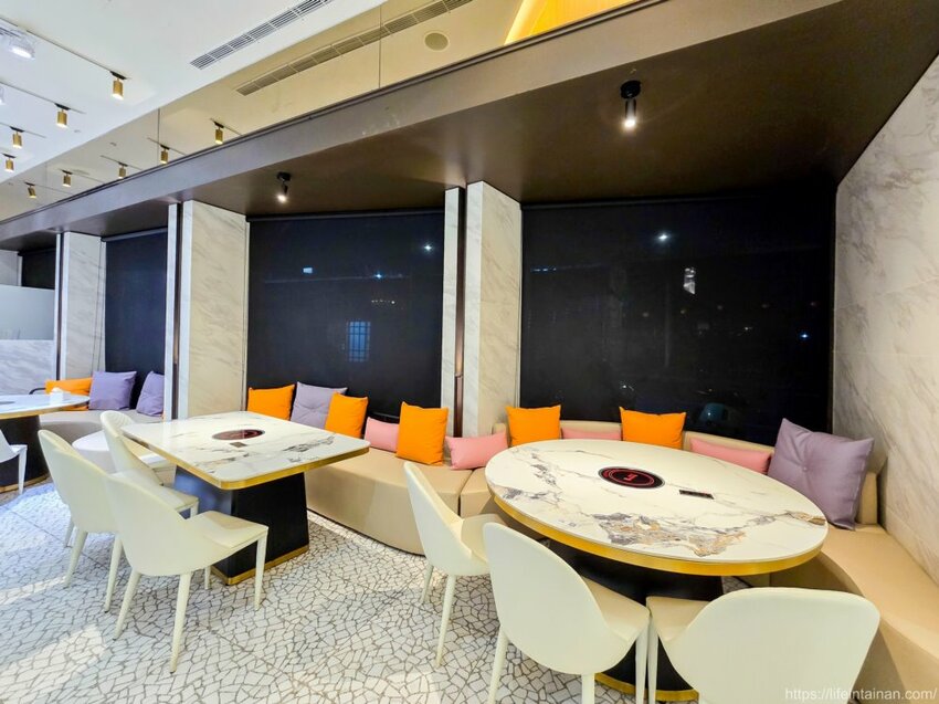 台南市東區台南最時尚的溫體牛火鍋店『哞麻MUMA』就在南紡購物中心對面,台南溫體牛、宮崎A5和牛等這邊吃的到,不吃牛的也有豬肉鍋,有20人大包廂~哞麻MUMA