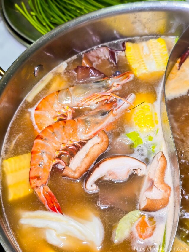 台南市東區台南最時尚的溫體牛火鍋店『哞麻MUMA』就在南紡購物中心對面,台南溫體牛、宮崎A5和牛等這邊吃的到,不吃牛的也有豬肉鍋,有20人大包廂~哞麻MUMA