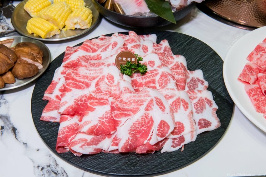 台南市東區台南最時尚的溫體牛火鍋店『哞麻MUMA』就在南紡購物中心對面,台南溫體牛、宮崎A5和牛等這邊吃的到,不吃牛的也有豬肉鍋,有20人大包廂~哞麻MUMA