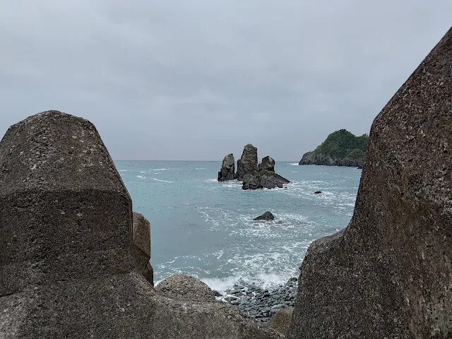 粉鳥林漁港 - 粉鳥林奇岩海灣 - 山型岩