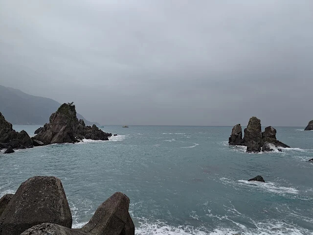 粉鳥林漁港 - 粉鳥林奇岩海灣 - 山型岩