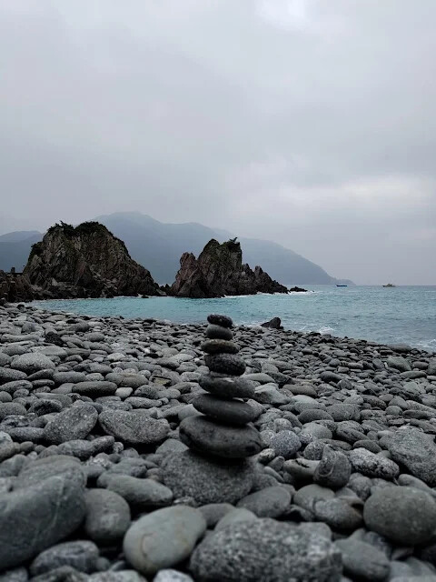 粉鳥林漁港 - 粉鳥林奇岩海灣 - 山型岩 - 疊石