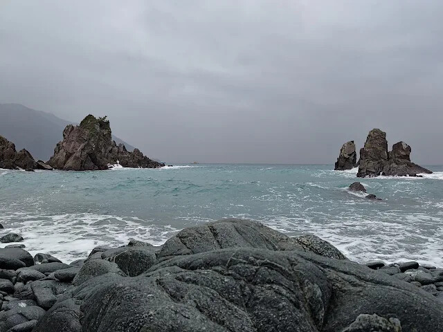 粉鳥林漁港 - 粉鳥林奇岩海灣 - 山型岩