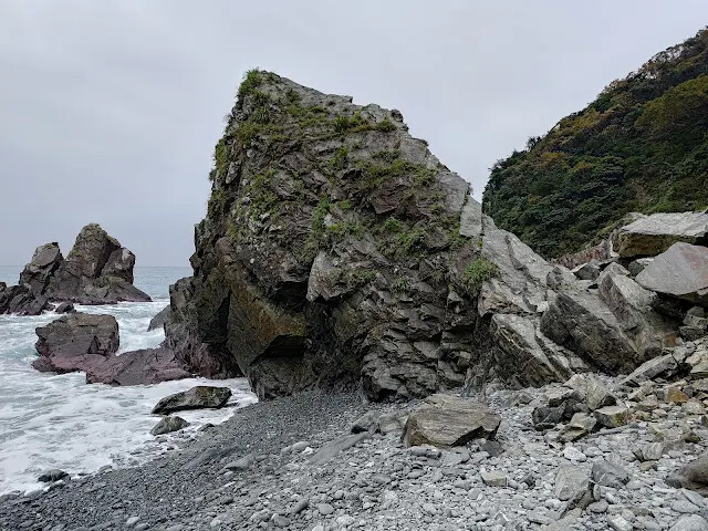 粉鳥林漁港 - 粉鳥林奇岩海灣 - 山型岩