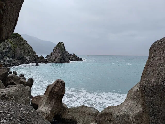 粉鳥林漁港 - 粉鳥林奇岩海灣 - 山型岩