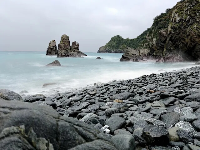 粉鳥林漁港 - 粉鳥林奇岩海灣 - 山型岩