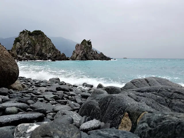粉鳥林漁港 - 粉鳥林奇岩海灣 - 山型岩