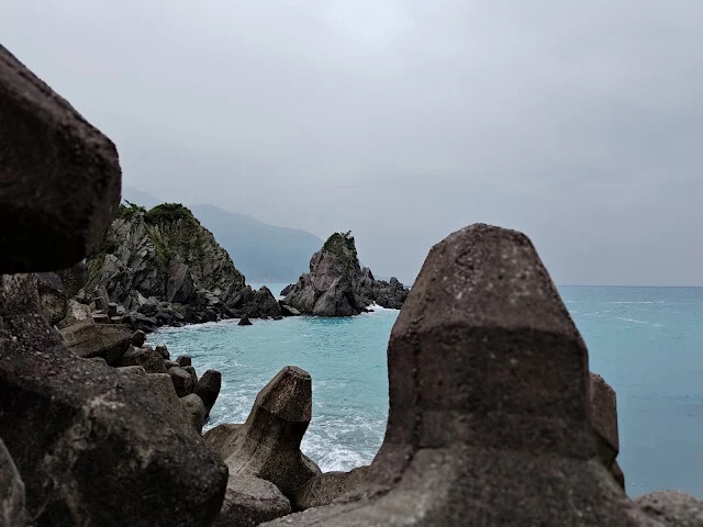 粉鳥林漁港 - 粉鳥林奇岩海灣 - 山型岩