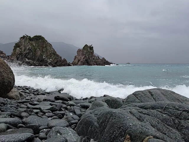 粉鳥林漁港 - 粉鳥林奇岩海灣 - 山型岩