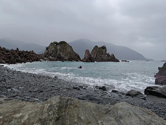 粉鳥林漁港 - 粉鳥林奇岩海灣 - 山型岩
