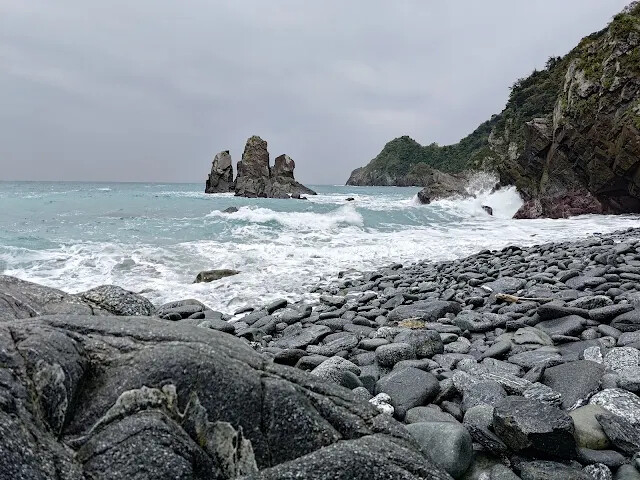 粉鳥林漁港 - 粉鳥林奇岩海灣 - 山型岩