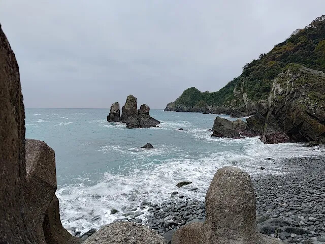 粉鳥林漁港 - 粉鳥林奇岩海灣 - 山型岩