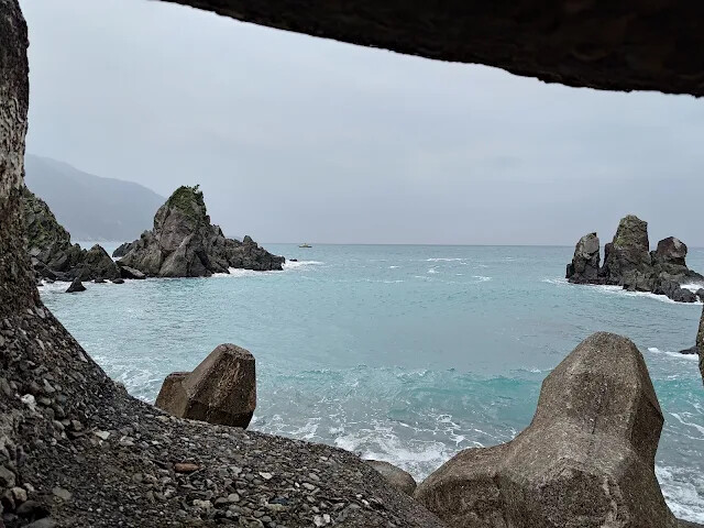 粉鳥林漁港 - 粉鳥林奇岩海灣 - 山型岩