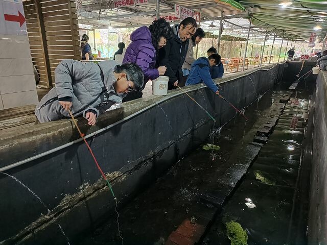 親子遊桃園!「陽榮生態農場」釣螃蟹撈魚初體驗超有趣,親子旅遊推薦。