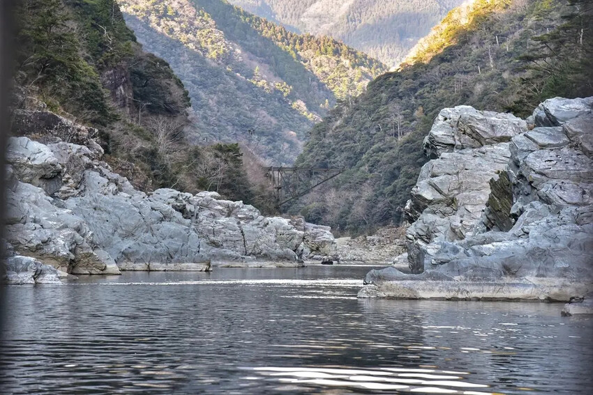 四國德島三好市|大步危峽遊覽船 近距離欣賞兩億年沖刷吉野川峽谷 鬼斧神工奇岩巨石壯觀畫面|西莉亞玩樂人生 雄獅旅遊|大步危遊船