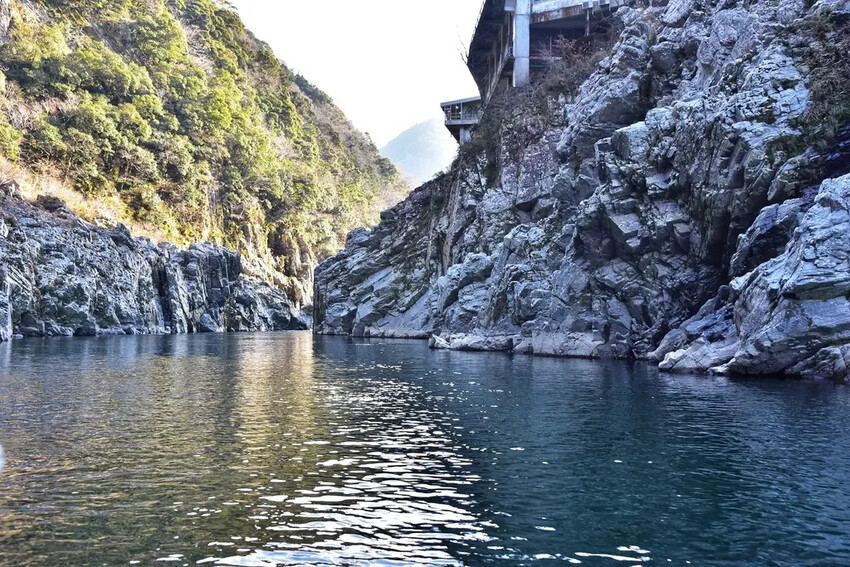 四國德島三好市|大步危峽遊覽船 近距離欣賞兩億年沖刷吉野川峽谷 鬼斧神工奇岩巨石壯觀畫面|西莉亞玩樂人生 雄獅旅遊|大步危遊船