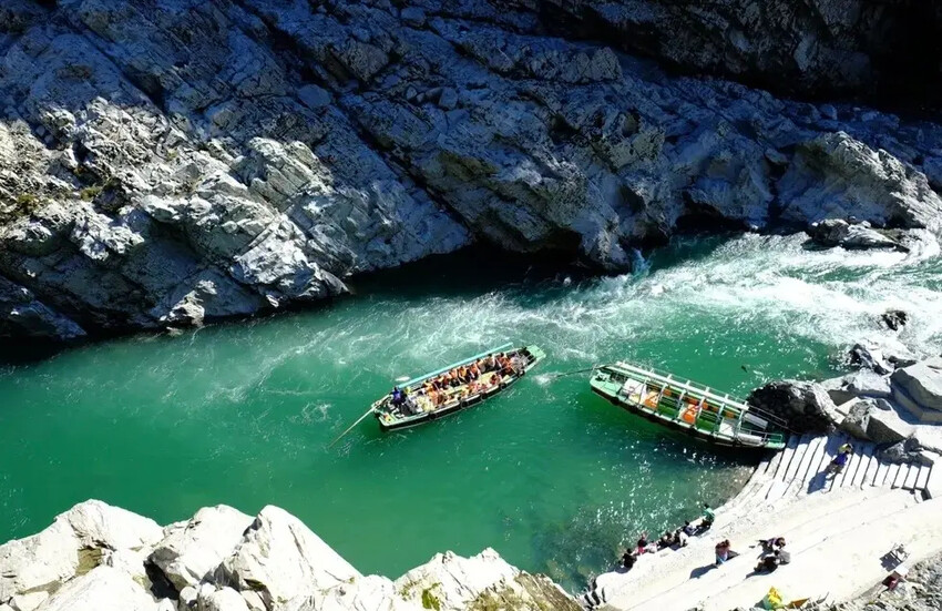 四國德島三好市|大步危峽遊覽船 近距離欣賞兩億年沖刷吉野川峽谷 鬼斧神工奇岩巨石壯觀畫面|西莉亞玩樂人生 雄獅旅遊|日本四國雙鐵道六天五夜行程推薦 伊予灘夕陽列車&千