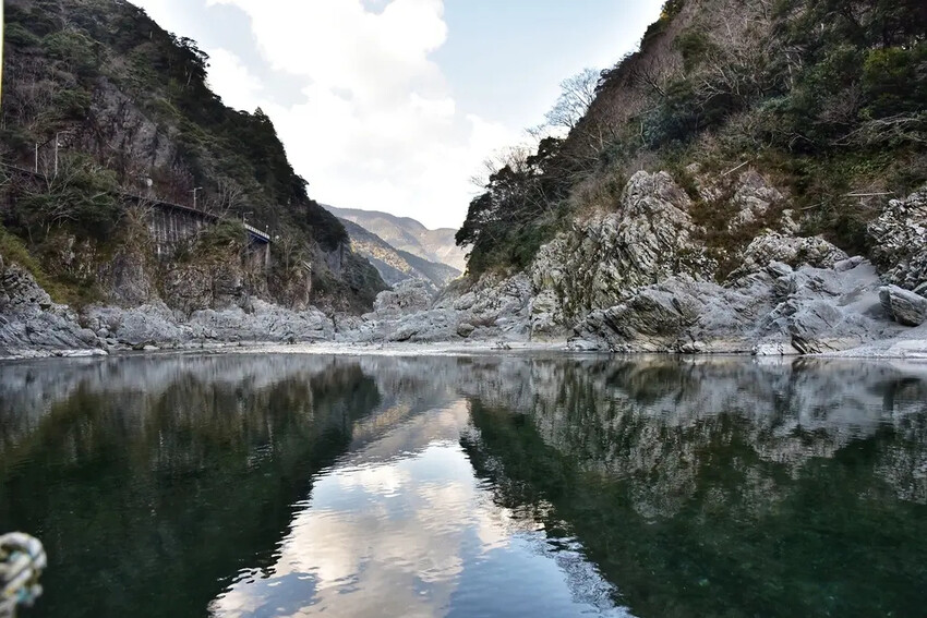 四國德島三好市|大步危峽遊覽船 近距離欣賞兩億年沖刷吉野川峽谷 鬼斧神工奇岩巨石壯觀畫面|西莉亞玩樂人生 雄獅旅遊|日本四國雙鐵道六天五夜行程推薦 伊予灘夕陽列車&千