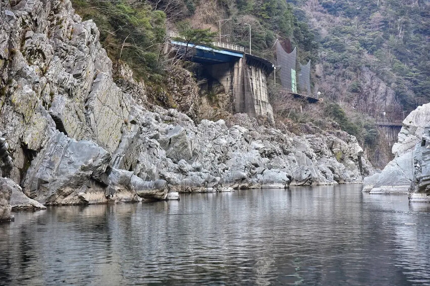 四國德島三好市|大步危峽遊覽船 近距離欣賞兩億年沖刷吉野川峽谷 鬼斧神工奇岩巨石壯觀畫面|西莉亞玩樂人生 雄獅旅遊|大步危遊船