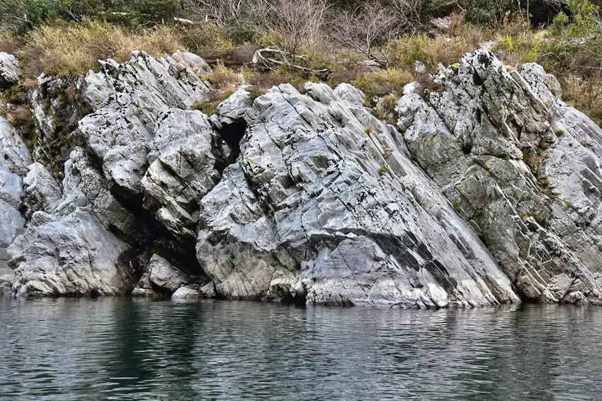 四國德島三好市|大步危峽遊覽船 近距離欣賞兩億年沖刷吉野川峽谷 鬼斧神工奇岩巨石壯觀畫面|西莉亞玩樂人生 雄獅旅遊|大步危遊船