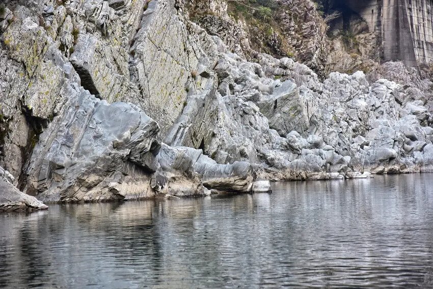 四國德島三好市|大步危峽遊覽船 近距離欣賞兩億年沖刷吉野川峽谷 鬼斧神工奇岩巨石壯觀畫面|西莉亞玩樂人生 雄獅旅遊|大步危遊船