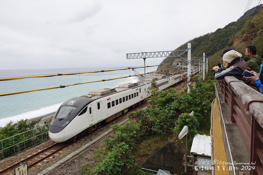 台東縣太麻里鄉【台東景點】多良觀光車站(寵物友善景點)，站在月台上遠眺太平洋無敵海景，來這看看火車及大海，美食區有咖啡、冰品、飲品及香氣逼人的烤物、烤香腸呀!。台東熱門車站