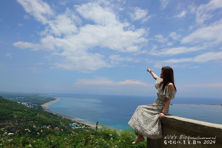 台東縣太麻里鄉【台東景點】華源觀景台-天空之鏡，遠眺太平洋湛藍美麗的海岸將W型華源海灣盡收眼底，蓄水池的倒影與海灣構成美麗的景色，所謂的台東藍完全展現在你眼前。台東打卡景點