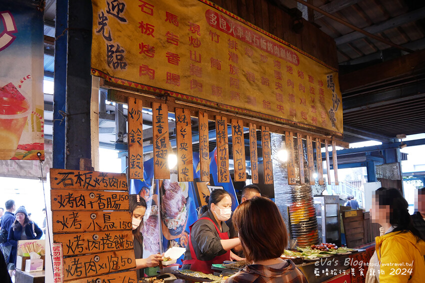 台東縣太麻里鄉【台東景點】多良觀光車站(寵物友善景點)，站在月台上遠眺太平洋無敵海景，來這看看火車及大海，美食區有咖啡、冰品、飲品及香氣逼人的烤物、烤香腸呀!。台東熱門車站