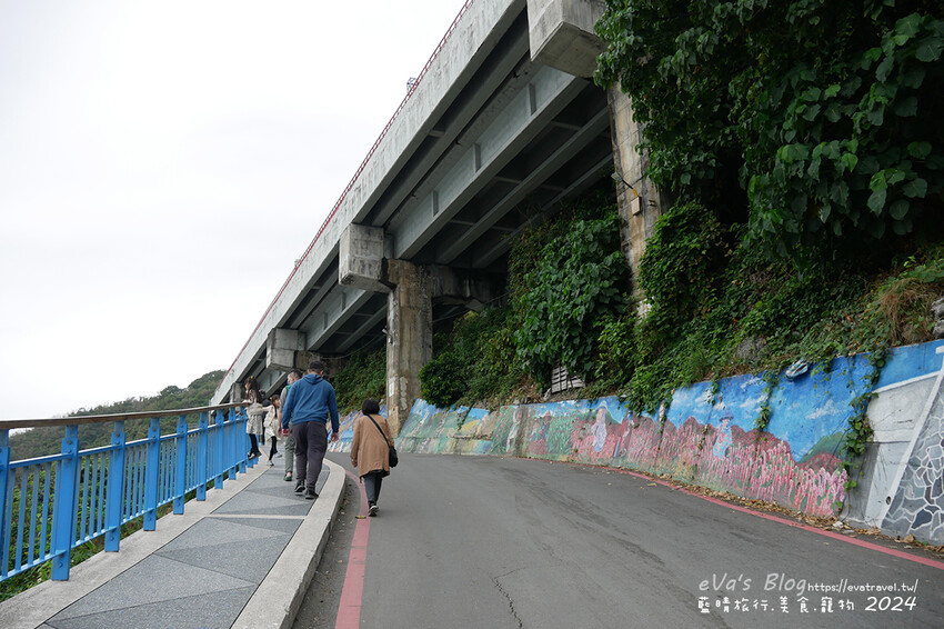 台東縣太麻里鄉【台東景點】多良觀光車站(寵物友善景點)，站在月台上遠眺太平洋無敵海景，來這看看火車及大海，美食區有咖啡、冰品、飲品及香氣逼人的烤物、烤香腸呀!。台東熱門車站