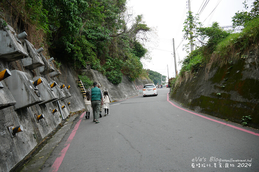 台東縣太麻里鄉【台東景點】多良觀光車站(寵物友善景點)，站在月台上遠眺太平洋無敵海景，來這看看火車及大海，美食區有咖啡、冰品、飲品及香氣逼人的烤物、烤香腸呀!。台東熱門車站