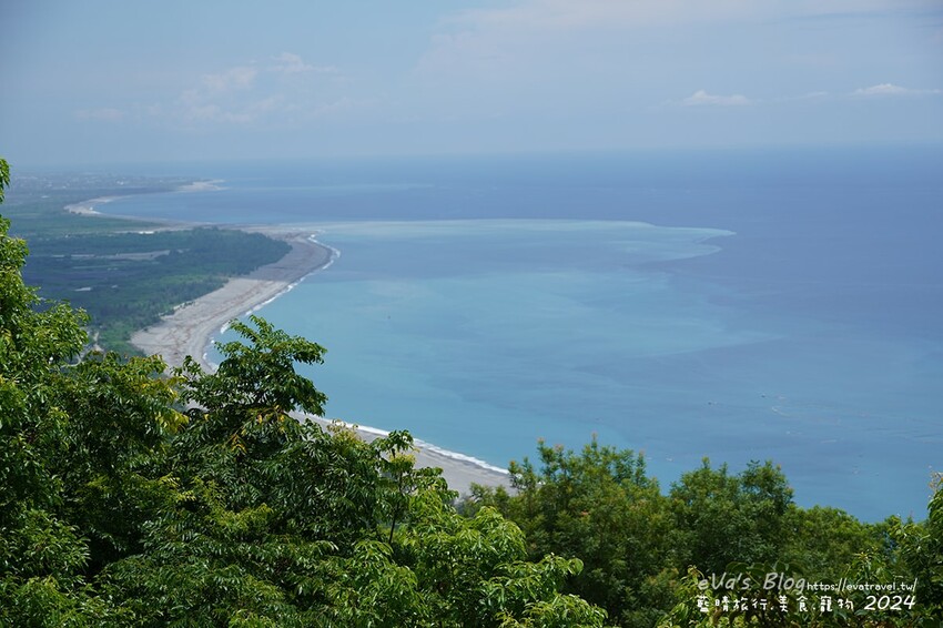 台東縣太麻里鄉【台東景點】華源觀景台-天空之鏡，遠眺太平洋湛藍美麗的海岸將W型華源海灣盡收眼底，蓄水池的倒影與海灣構成美麗的景色，所謂的台東藍完全展現在你眼前。台東打卡景點